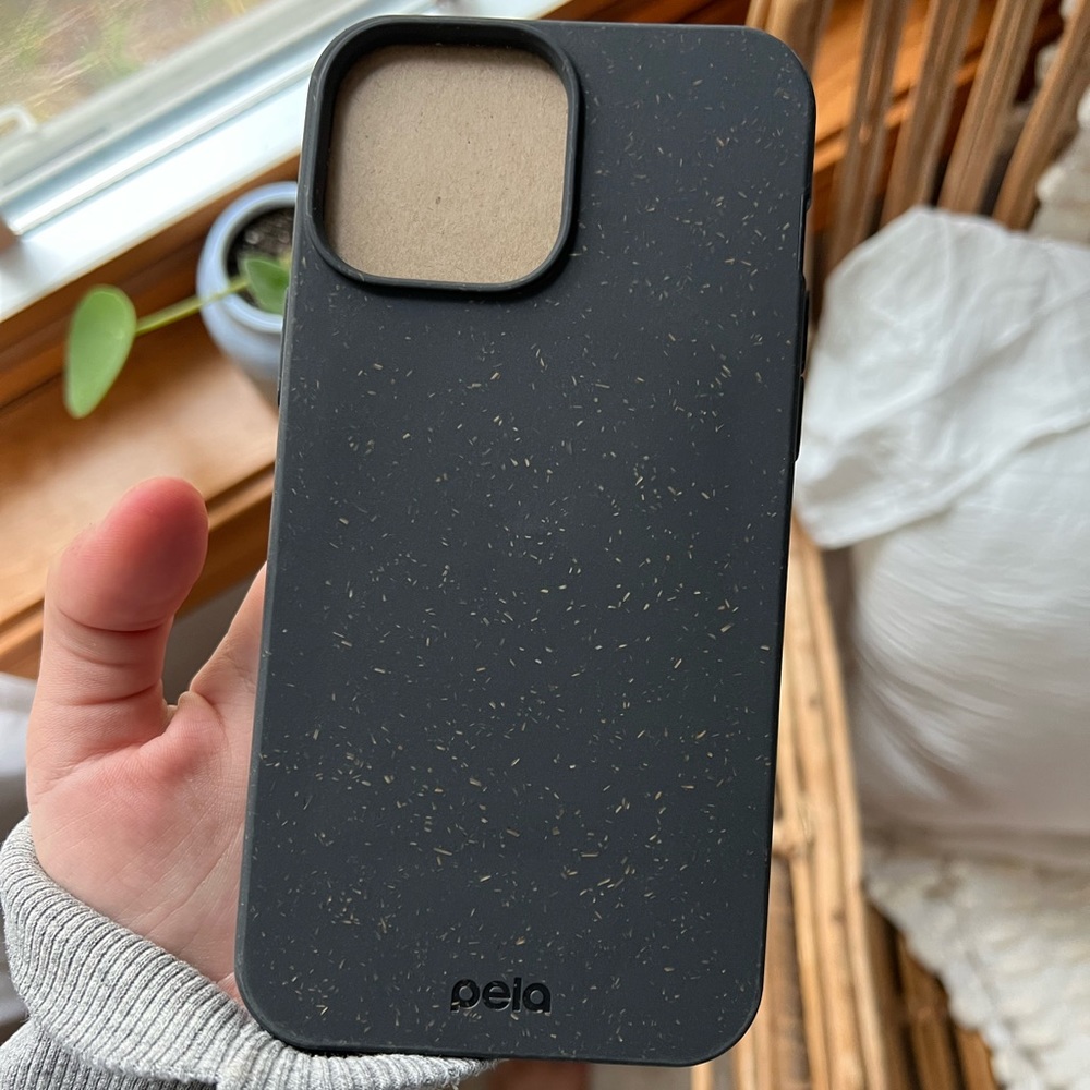 NEVER USED 13 PRO MAX PELA CASE